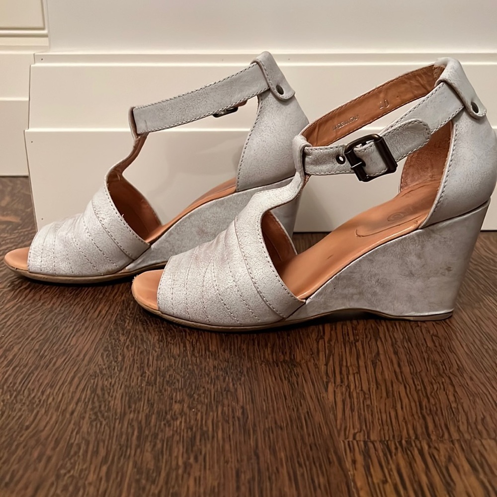 MM6 Beautiful white w/ distressed leather detail wedge sandal in great condition